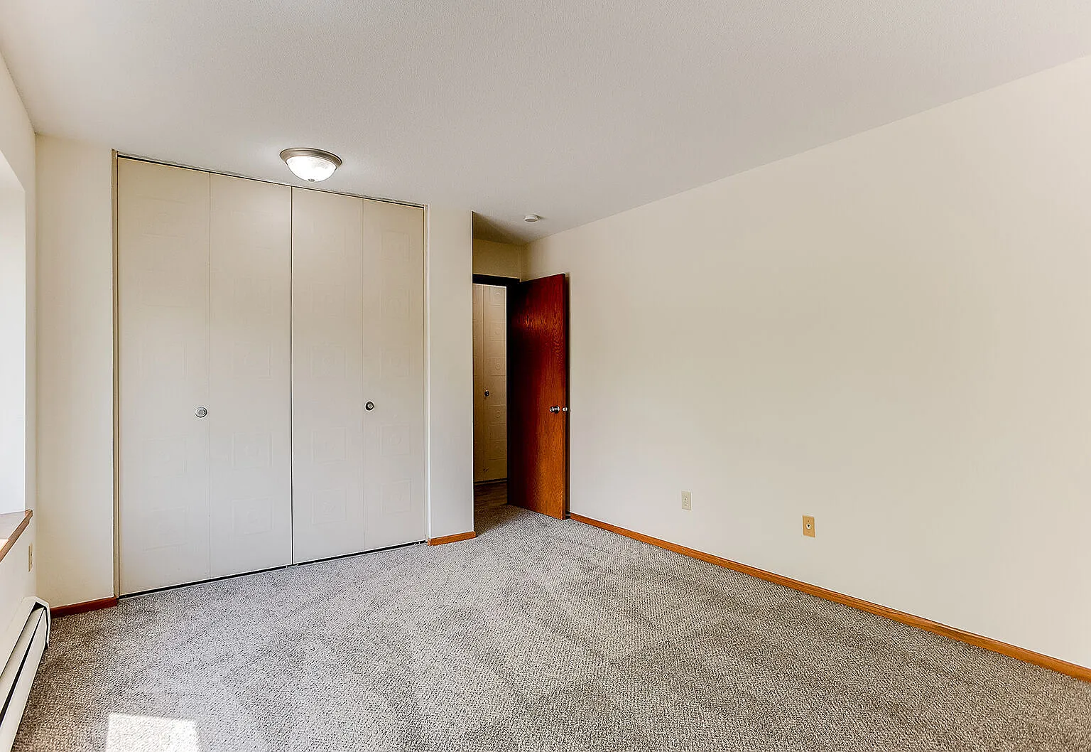 Cambridge Court Apartments — Photo 2