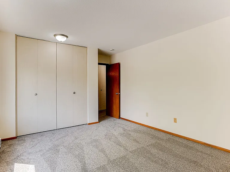 Cambridge Court Apartments — Photo 2