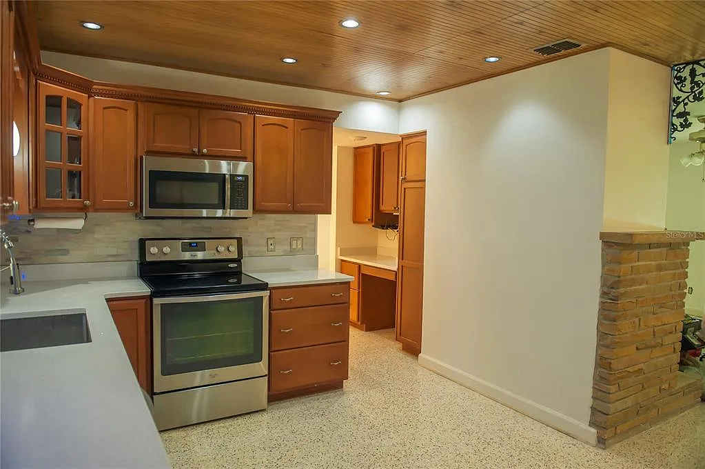 3 bed, 2.0 bath, 1016 sqft, $2,100 — Photo 3