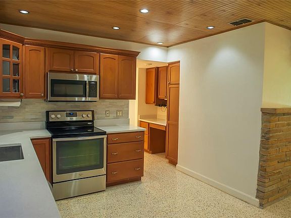 3rd image of 904 Brookside Dr