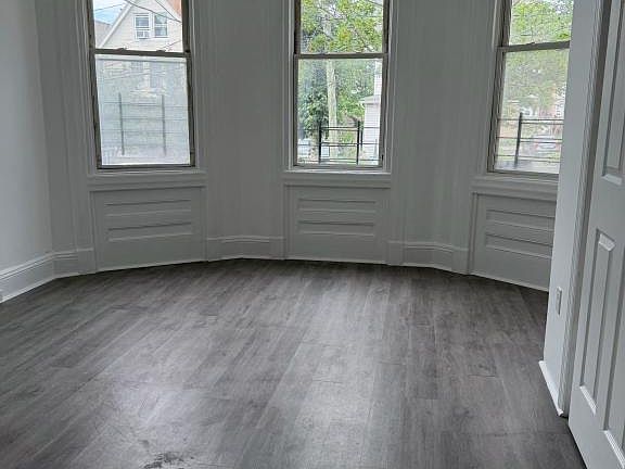 2nd image of 16 Pier St