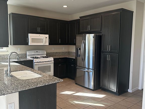 4th image of 42 Belle Harbor Cir