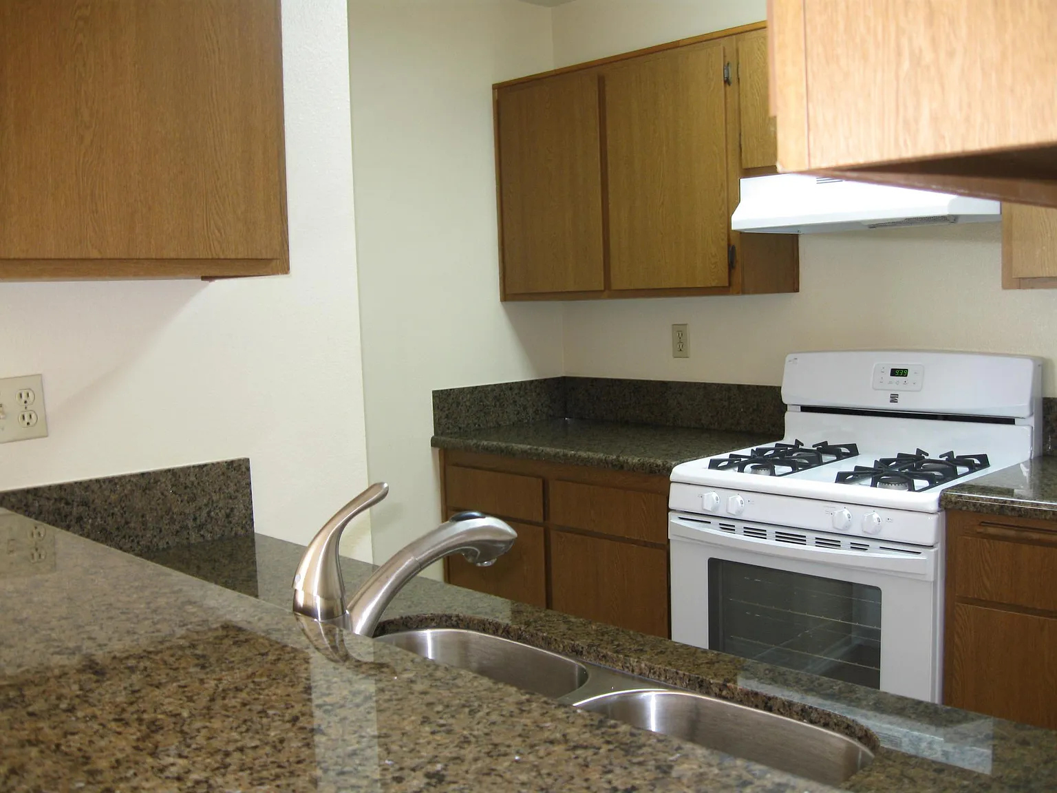 2 bed, 872 sqft, $2,650 — Photo 4