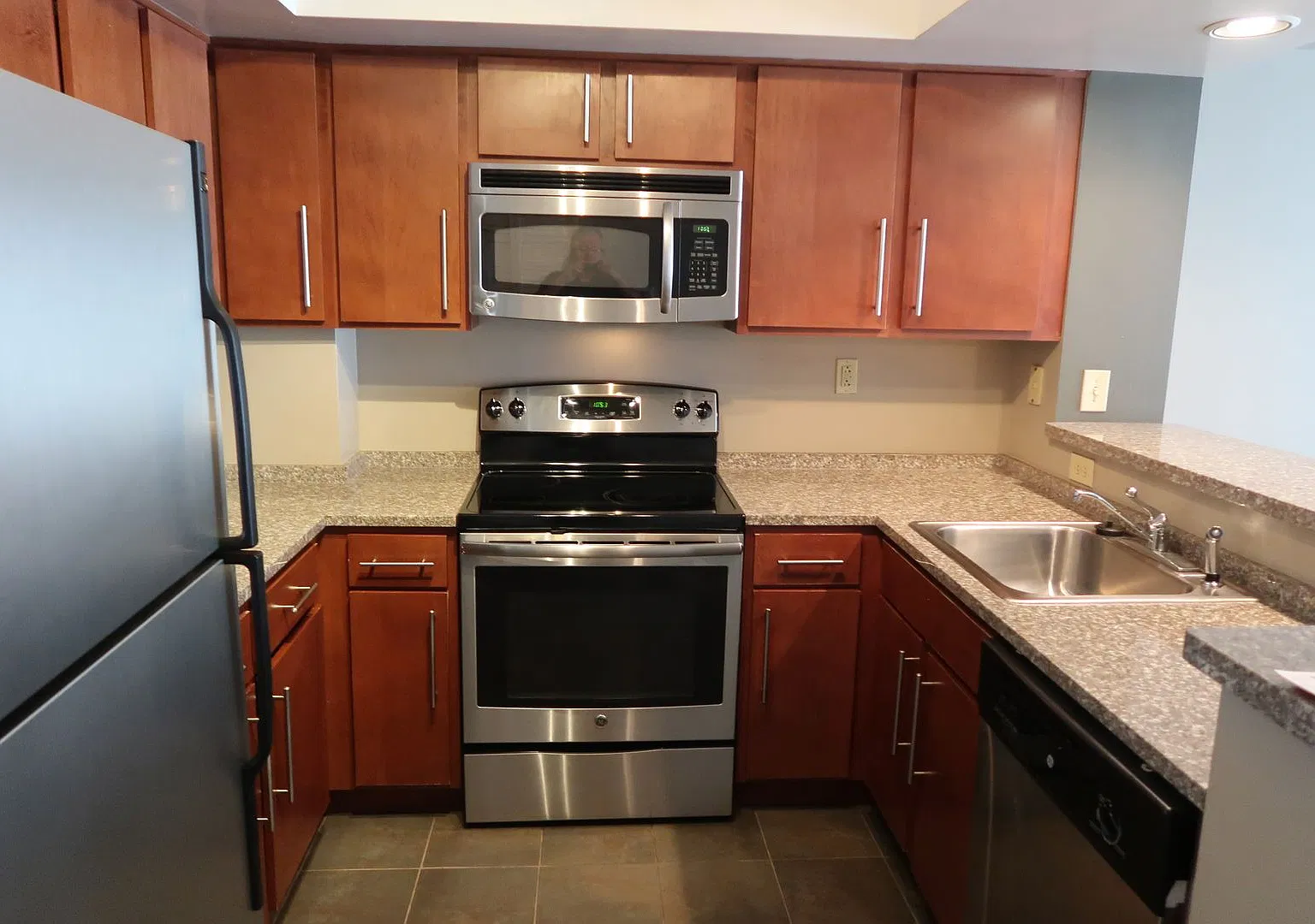 Lake Plaza Condominiums 3BD/2BA for$3600/month - Sign NOW & move in 8/11/27! — Photo 2