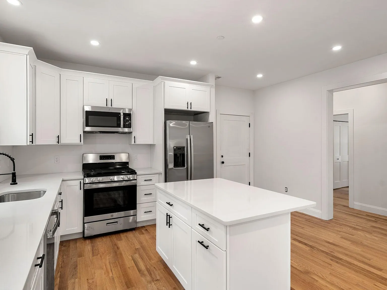 3 bed, 1400 sqft, $3,350 — Photo 3