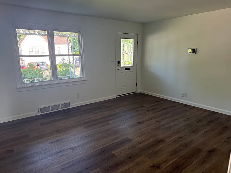 8323 Saint Clair Ave — Photo 5