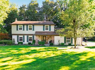 8841 Thorntree Dr, Grosse Ile, MI 48138