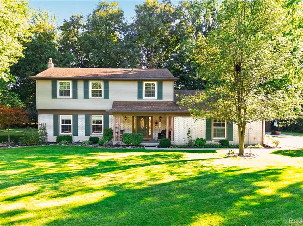 8841 Thorntree Dr, Grosse Ile, MI 48138