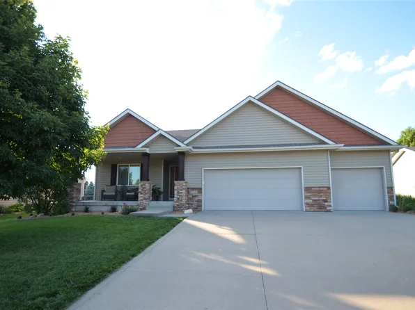 8225 Nelson St, West Des Moines, IA 50266