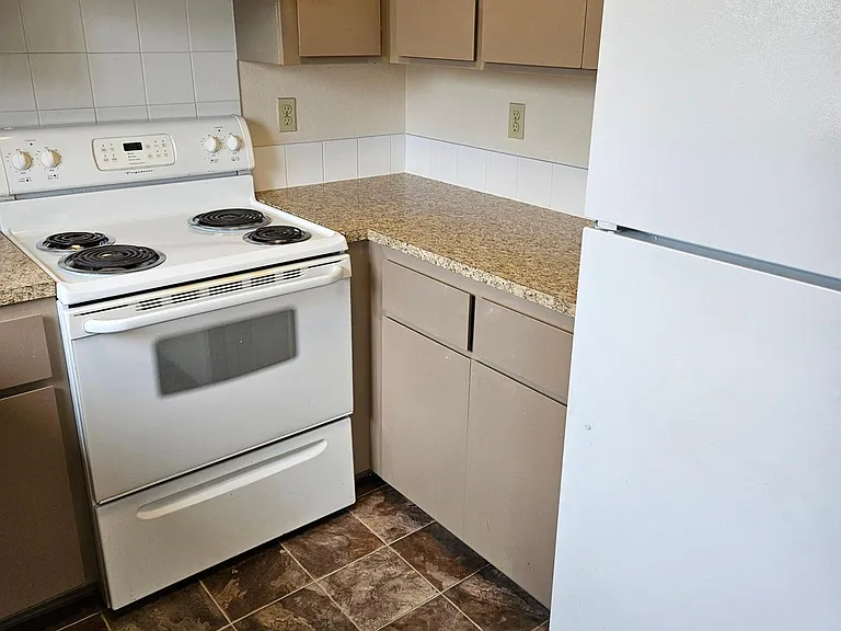 202 SE 3rd St #3 — Photo 11