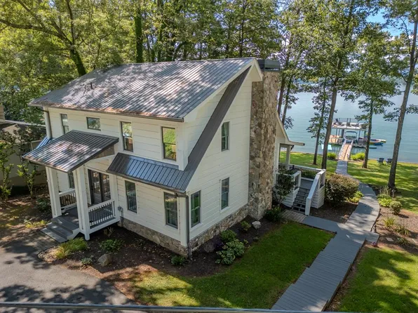 27 Lakeside Dr, Morganton, GA 30560