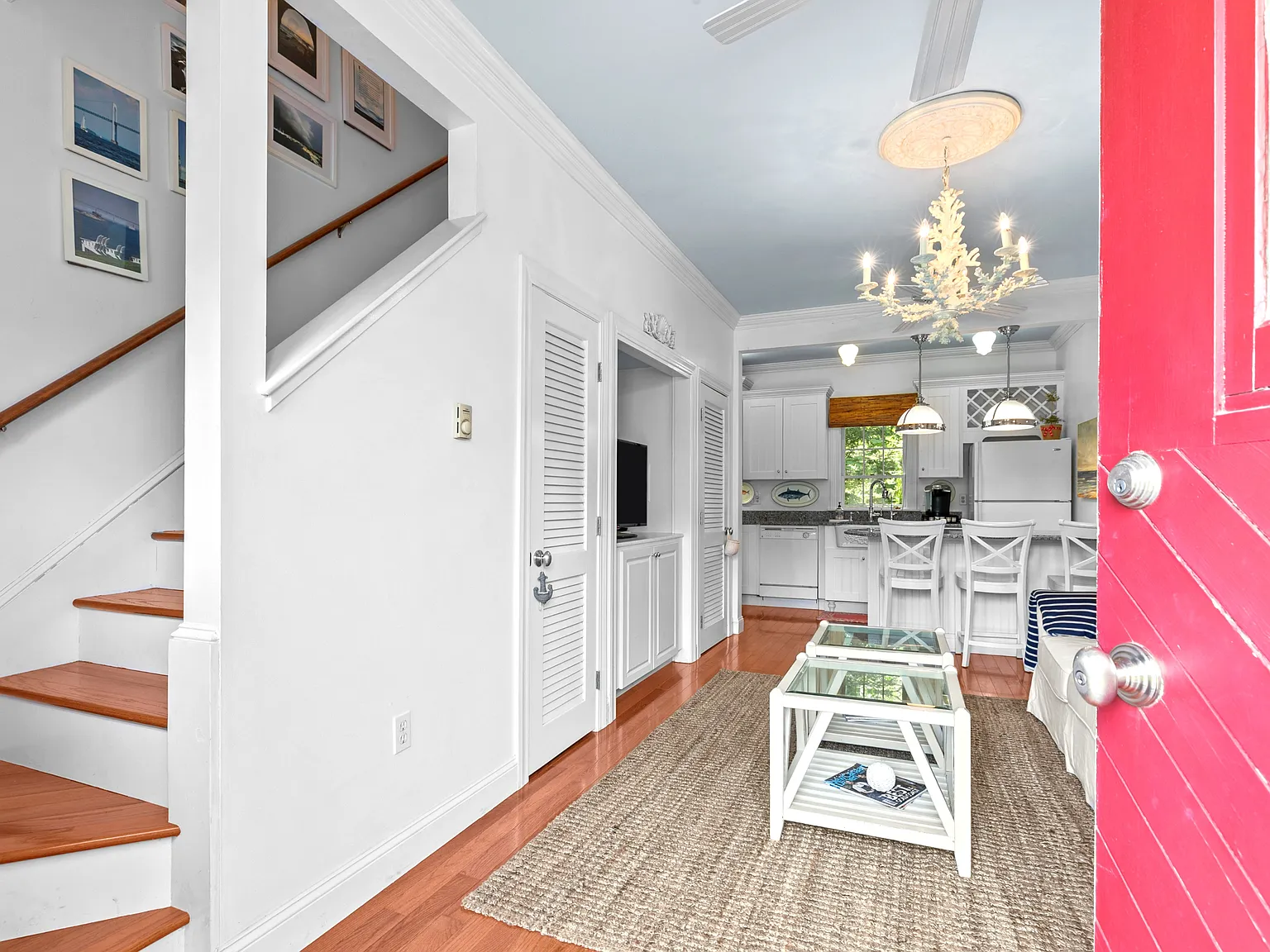 2 bed, 700 sqft, $2,800 — Photo 2