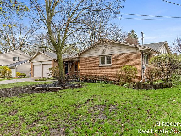 3rd image of 2404 Cambridge Dr SE