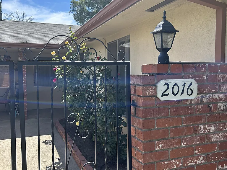 2016 Rose Ave — Photo 3