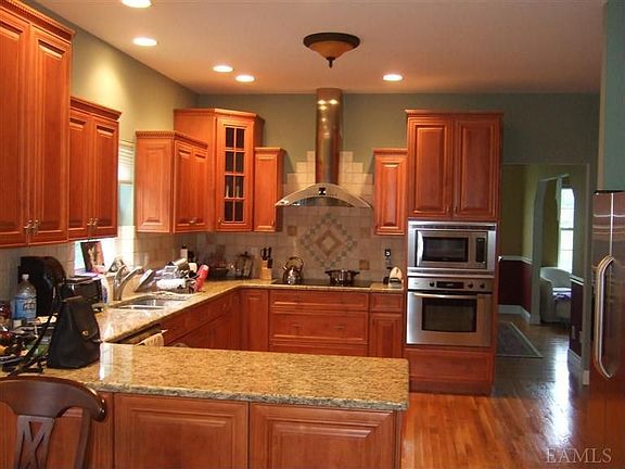 3rd image of 4 Pebble Brook Dr
