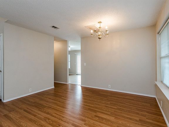 3rd image of 1308 Dundee Dr