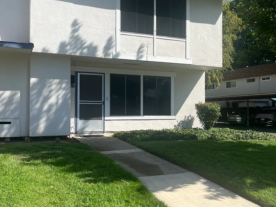 8863 Salmon Falls Dr