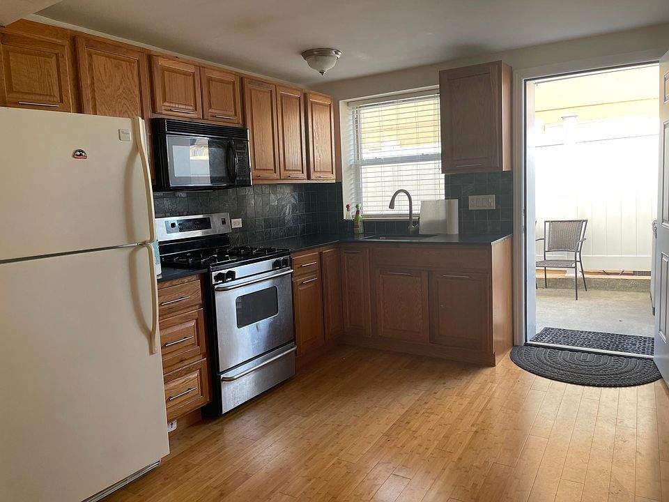 1st image of 10 Ledyard Pl