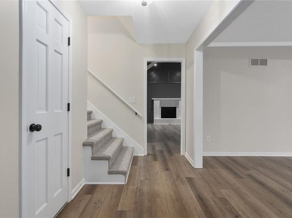 7704 Haskins St, Lenexa, KS 66216