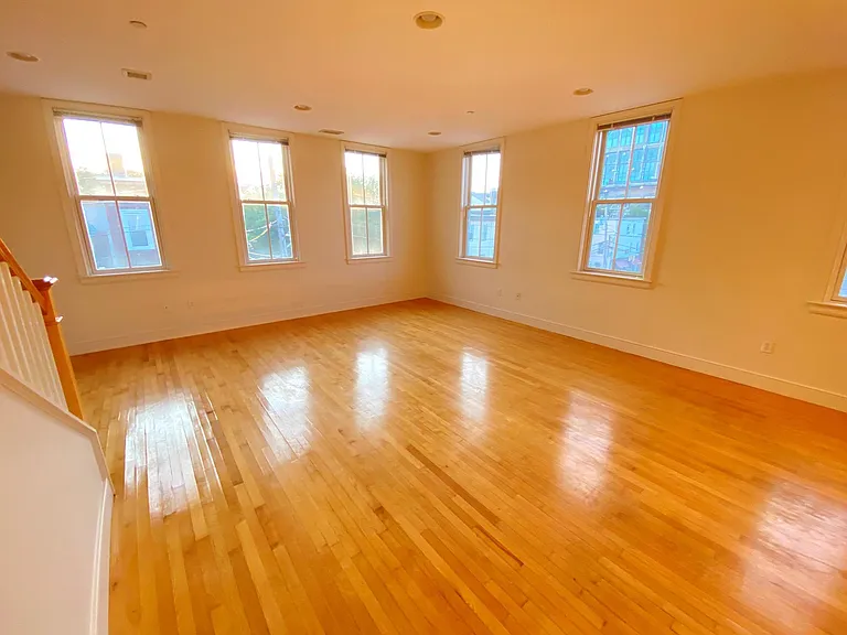 113 2nd St #Penthouse 01 — Photo 1