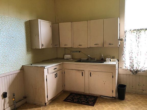 4th image of 507 W Railroad Ave N