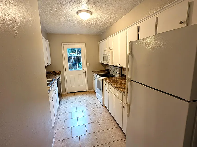 1305 Rebecca Ln — Photo 9
