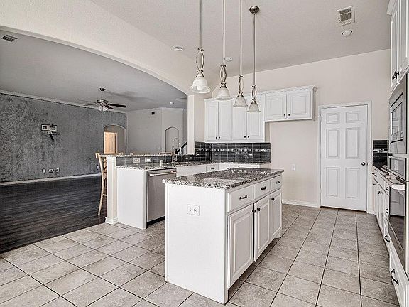 4th image of 640 Peach Ln
