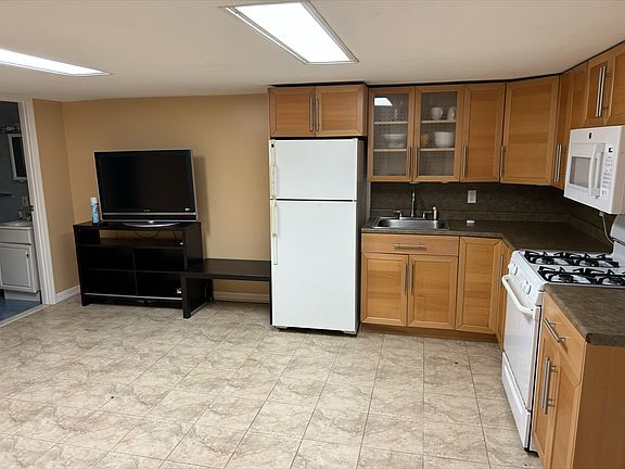2nd image of 2662 Batchelder St Floor 1