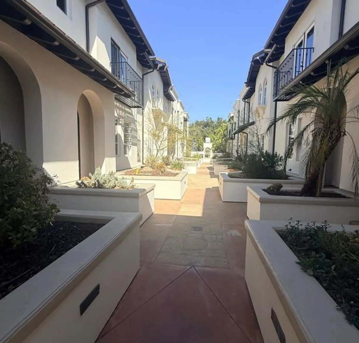 2 bed, 2.5 bath, 1340 sqft, $3,750 — Photo 2
