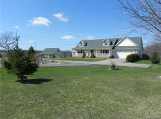 8105 Hartland Rd, Fenton, MI 48430