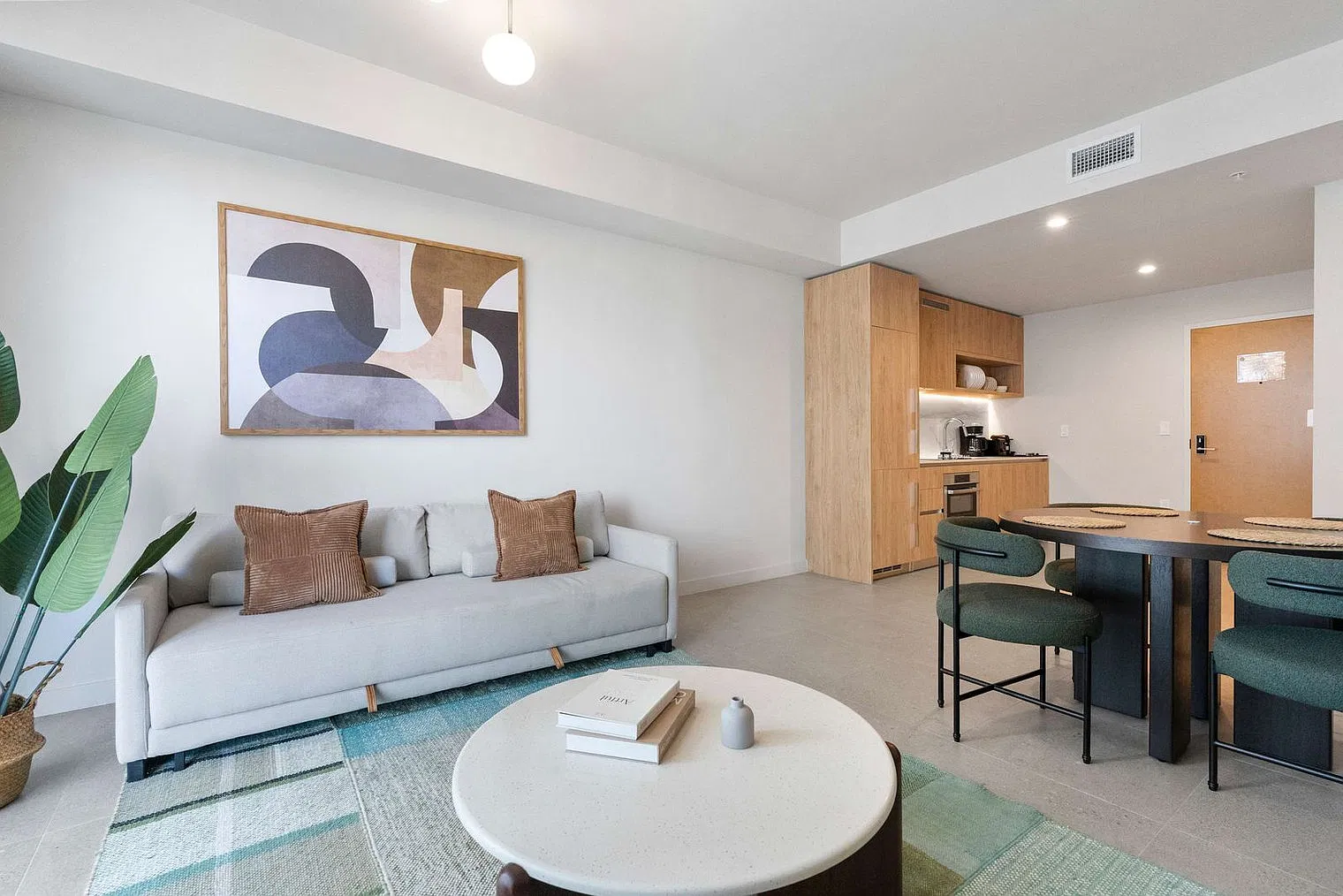 1 bed, 1.0 bath, 645 sqft, $3,868 — Photo 2