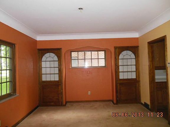 3rd image of 2438 Densmore Dr