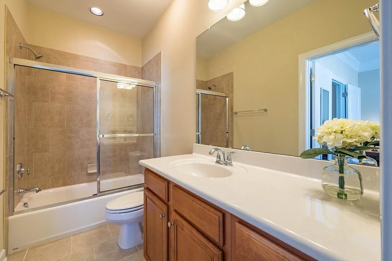 2 bed, 2.5 bath, 1346 sqft, $1,900 — Photo 4