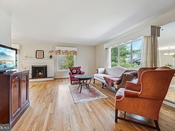 3rd image of 412 Broad Creek Dr