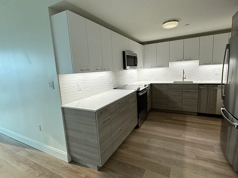 1085 Commonwealth Ave — Photo 2