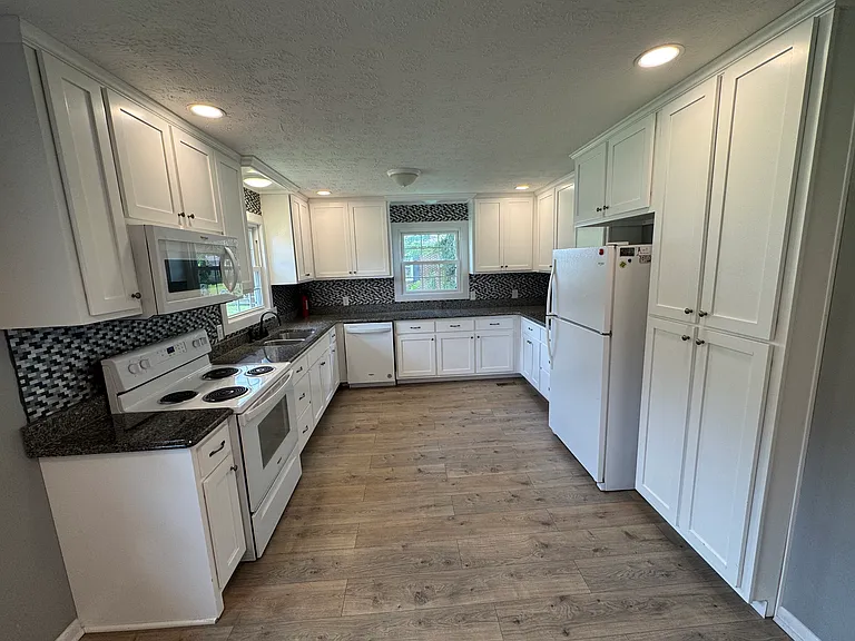 503 Center Dr — Photo 9