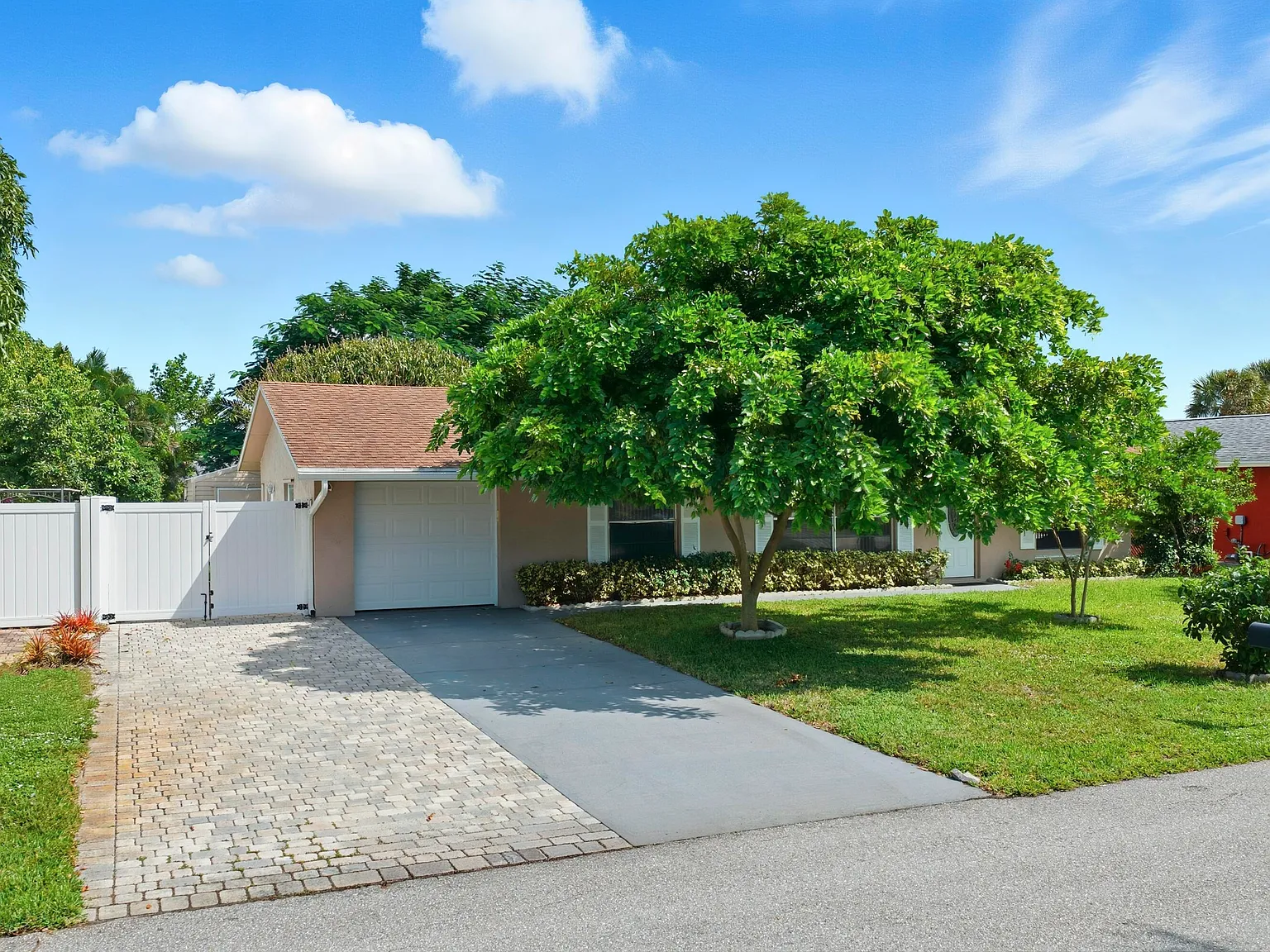 3 bed, 2.0 bath, 1118 sqft, $3,200 — Photo 4