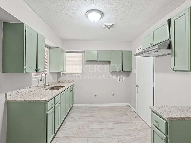 1694 Claire Dr — Photo 8
