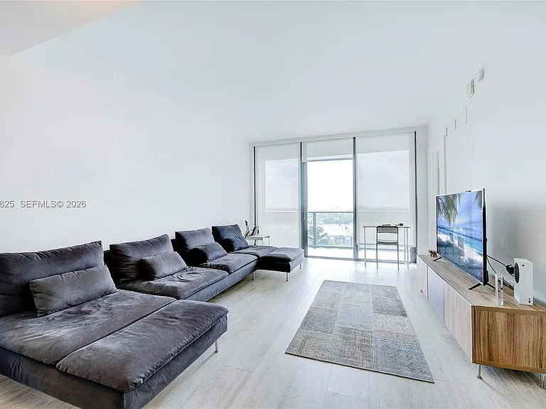 121 NE 34th St #1111 — Photo 2