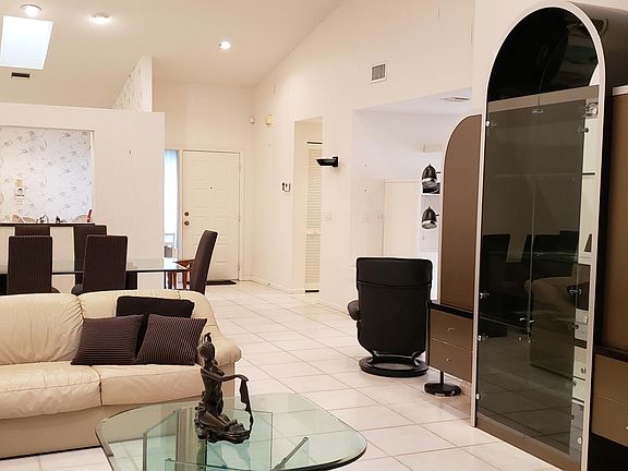 3rd image of 5594 Royal Lake Cir