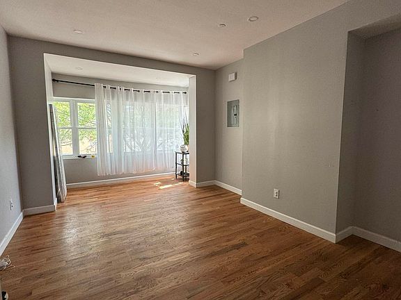 5th image of 75 Woodbine St #2