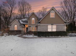 9858 Forest Ridge Dr, Clarkston, MI 48348