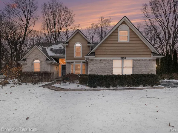 9858 Forest Ridge Dr, Clarkston, MI 48348