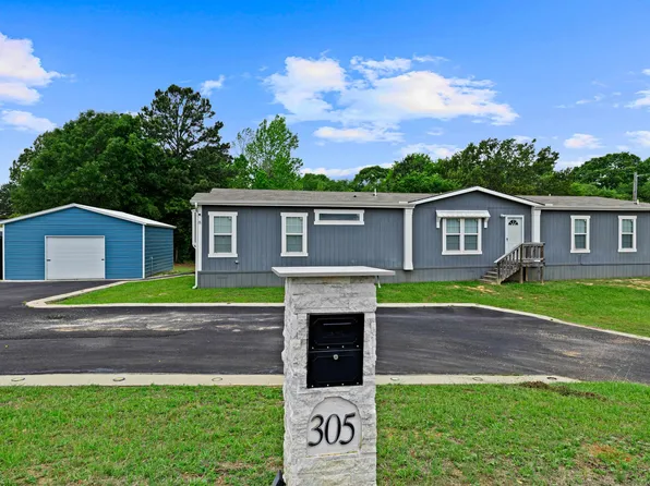305 Oakwood Rd, Gladewater, TX 75647