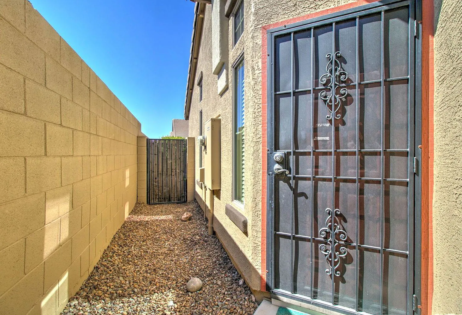 3 bed, 2.0 bath, 1248 sqft, $2,300 — Photo 4