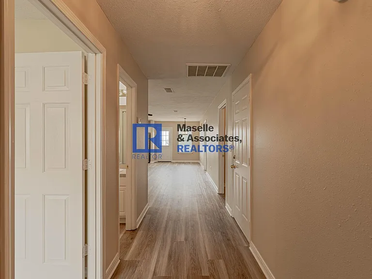 413 Woodlake Ln — Photo 8