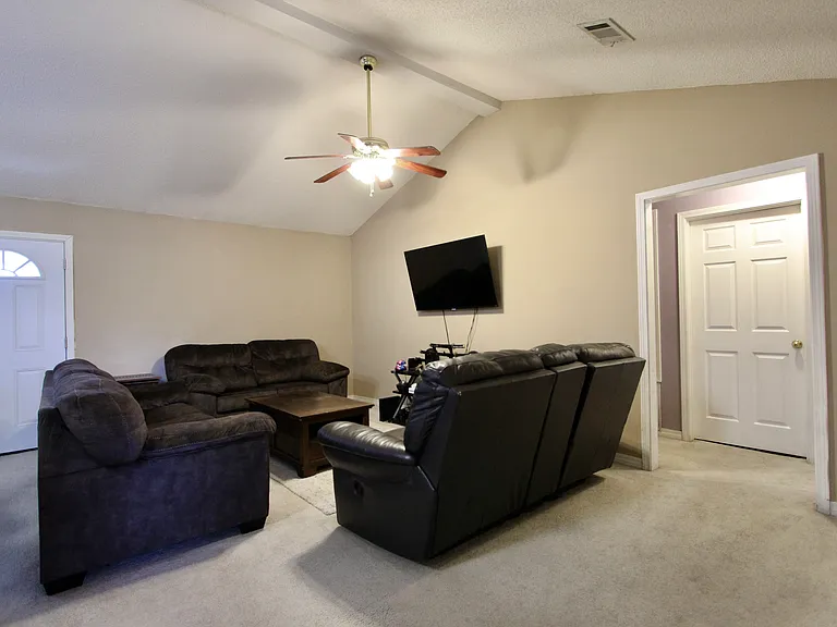 220 Tiffot Ct — Photo 5