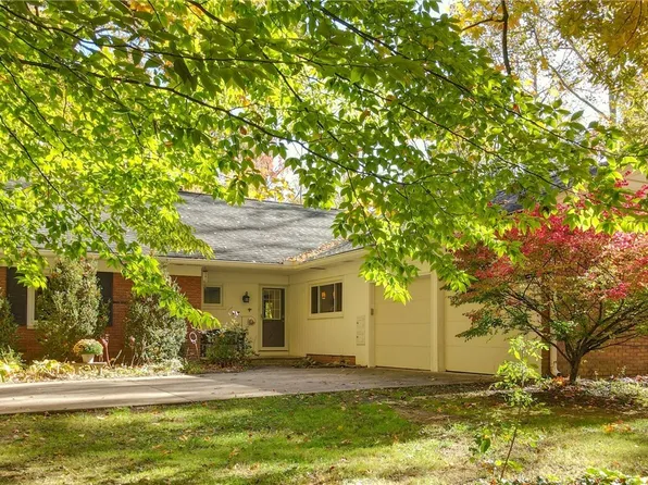 37 Sugar Bush Ln, Chagrin Falls, OH 44022