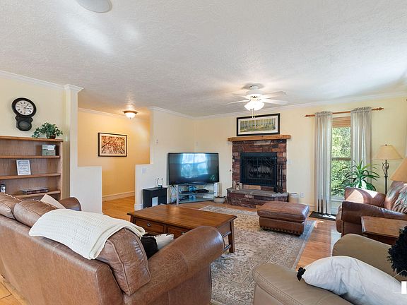 5th image of 23 N Beacon Dr