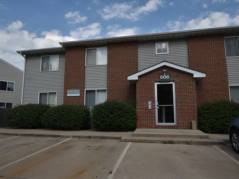 806-910 Hartwell Dr — Photo 2